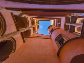 Old medieval courtyard traboule © Tatiana Popova/Shutterstock.com